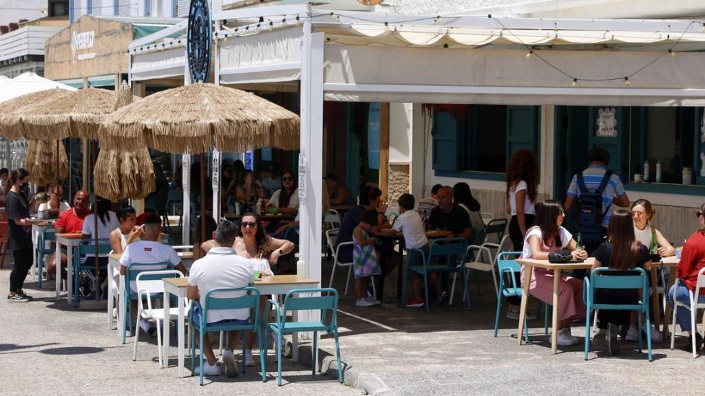 Terrazas de varios bares del paseo de Pedregalejo, en Málaga.