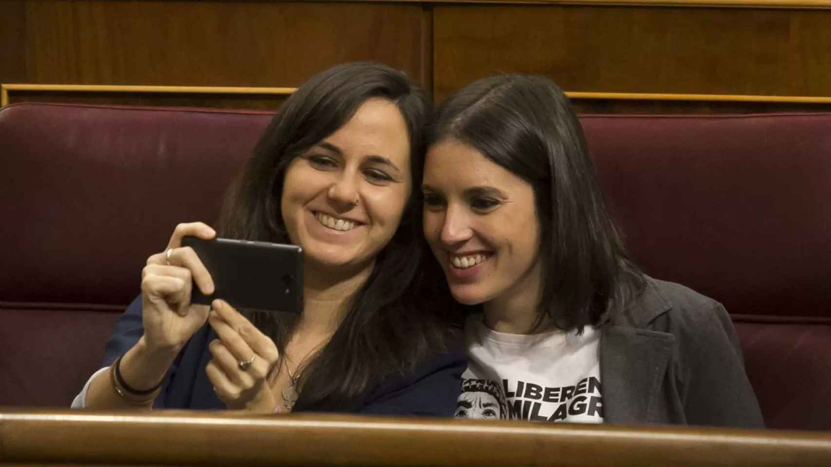 Ione Belarra e Irene Montero, haciéndose un selfie en el Congreso de los Diputados.
