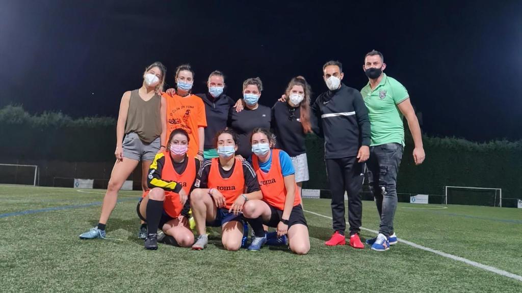 Un equipo de fútbol femenino gallego se hace cuenta en Tinder para buscar jugadoras