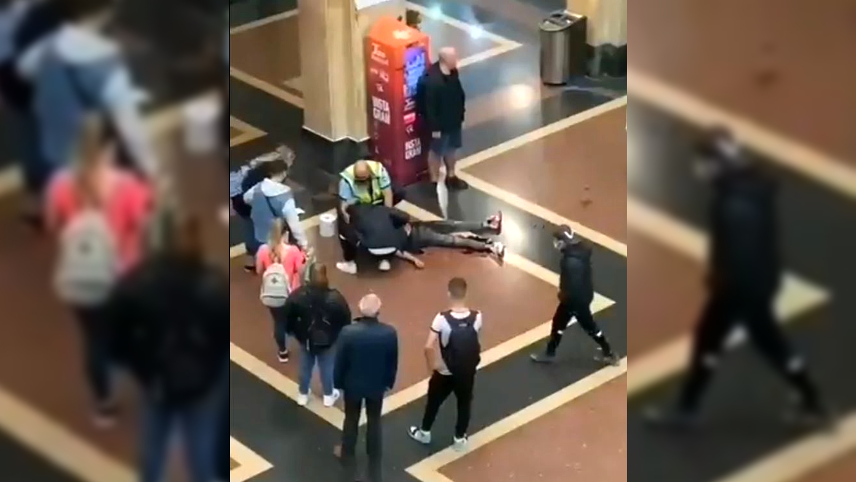 Imagen de la víctima tendida en el suelo en el 'hall de la estación'.