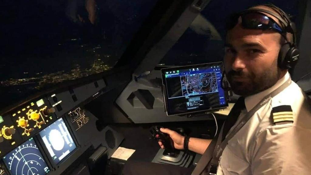 Iván Vozmediano es ingeniero aeroespacial y piloto de avión y helicóptero.