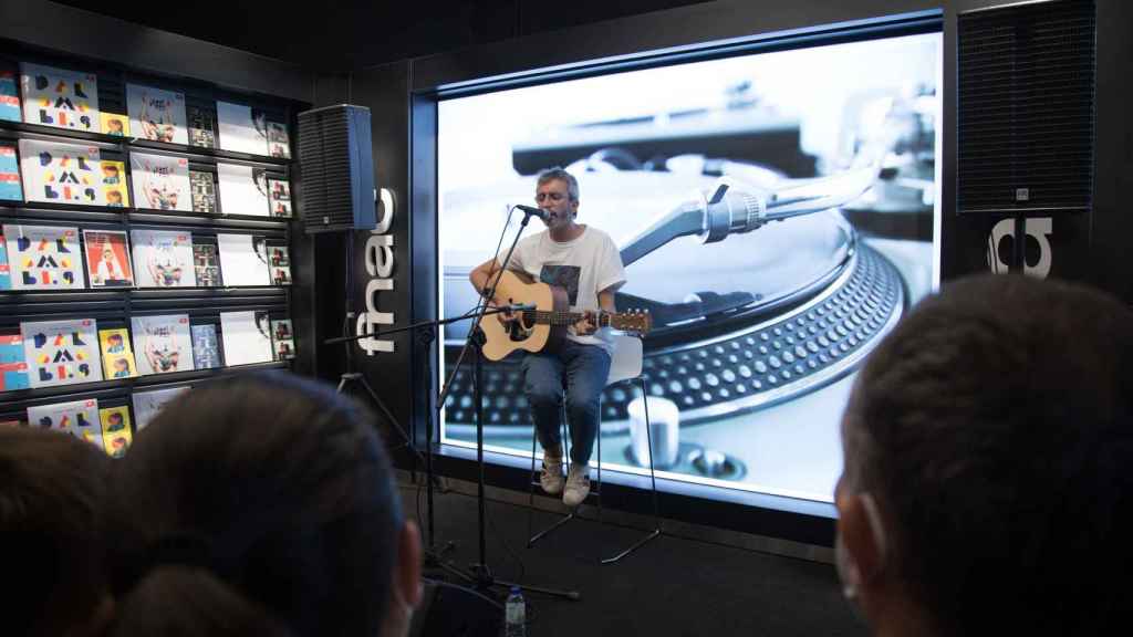 Xoel López, padrino de la inauguración de la tienda Fnac, durante el ‘showcase’ que ofreció al público de Vigo.