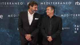 El actor Eduardo Fernández y el fundador de la ONG Open Arms, Óscar Camps en la premiere de la película en el Festival Internacional de Cine de San Sebastián