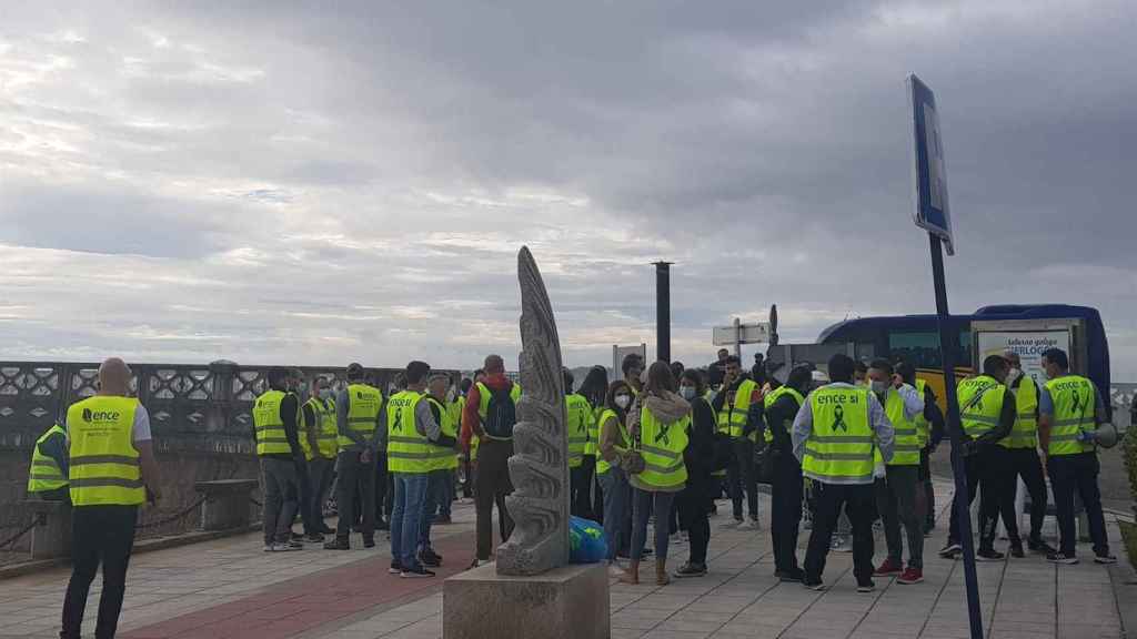 Trabajadores de Ence durante la concentración celebrada en O Grove.