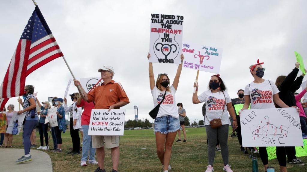 Miles de mujeres marchan en Estados Unidos en defensa del derecho al aborto.