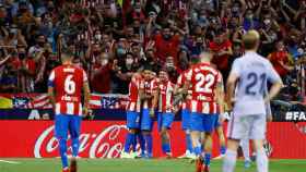 La plantilla del Atlético celebra su gol al Barça