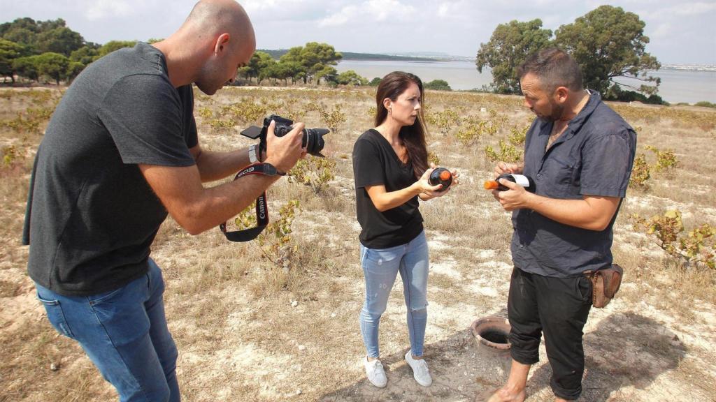 Alejandra Marín, ingeniera en agronegocios, y Eutinio Sánchez, ambientólogo, cofundadores de la start-up alicantina Nantay, durante el rodaje del video del viticultor y enólogo Hilarión Pedauyé