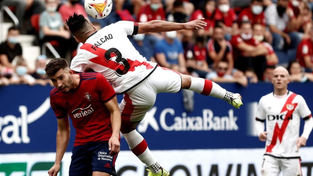 Falcao busca un balón por alto ante Osasuna