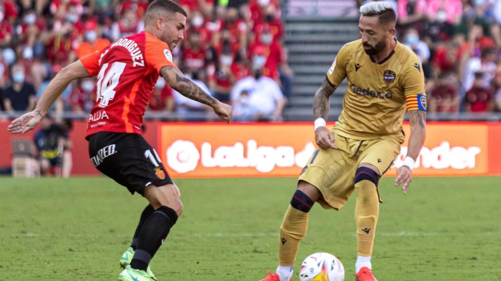 Dani Rodríguez (RCD Mallorca) ante José Luis Morales (Levante)