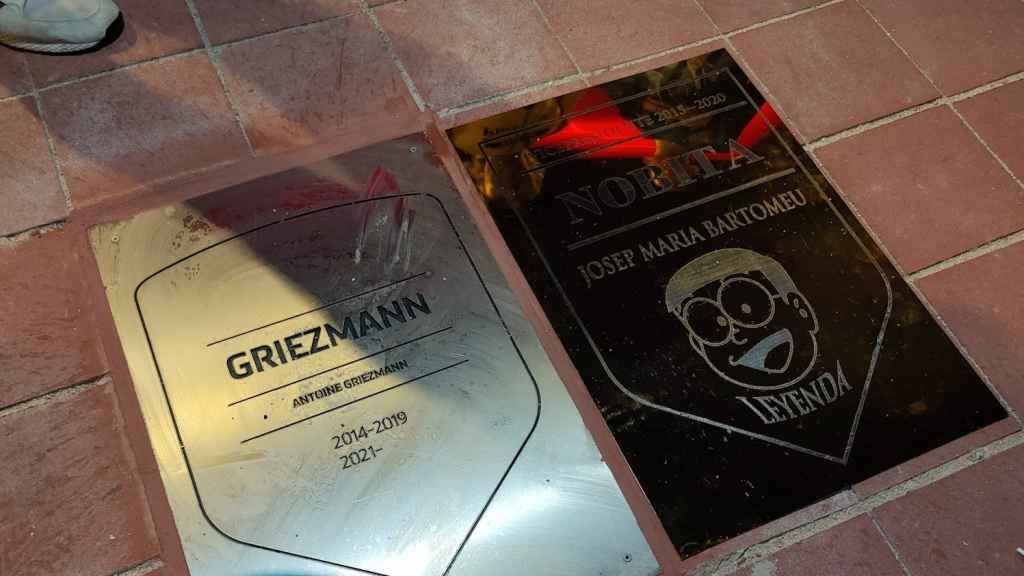 Los aficionados del Atlético 'instalan' una placa en honor a Bartomeu en su paseo de la fama
