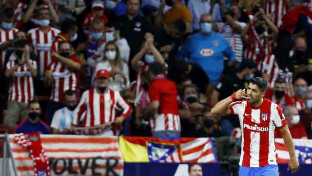 Luis Suárez celebra su gol imitando una llamada de teléfono