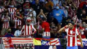 Luis Suárez celebra su gol imitando una llamada de teléfono