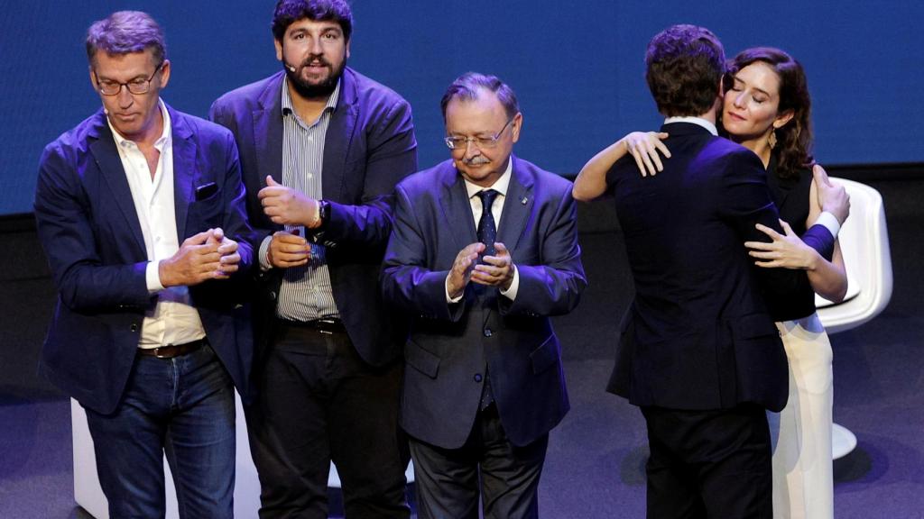 Casado y Ayuso se abrazan, junto a Feijóo, López Miras y Vivas.