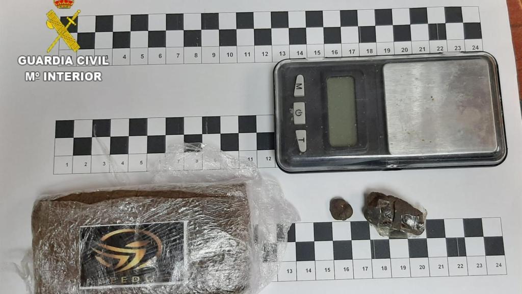 Detenido un carballés al que interceptaron más de 100 gramos de hachís y 10.693 euros