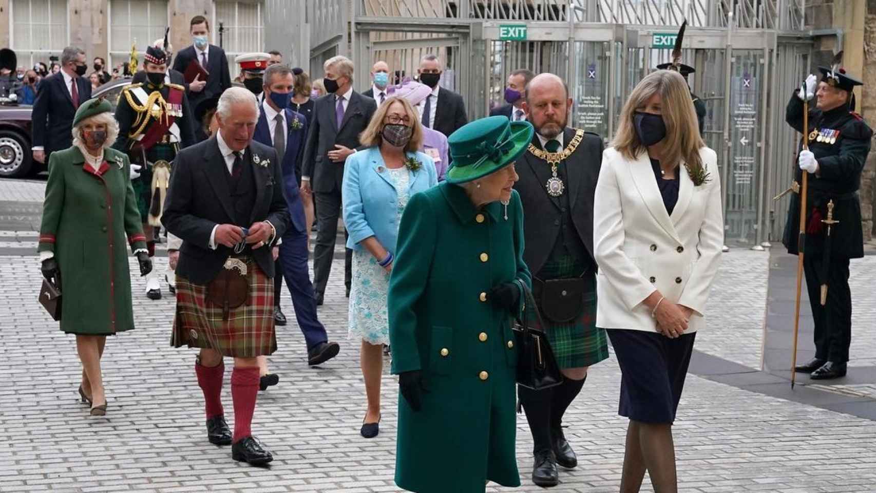 La Reina, el príncipe Carlos y su esposa Camilla, a su llegada al parlamento.