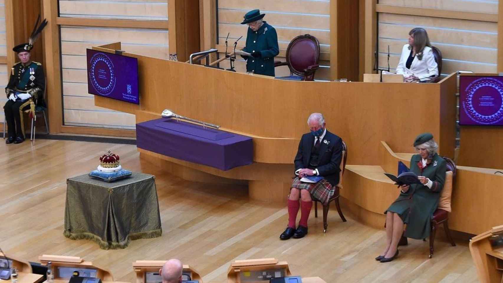 Isabel II y su hijo Carlos y Camilla, durante la sesión del Parlamento escocés.
