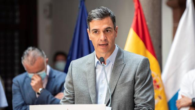 El presidente del Gobierno, Pedro Sánchez, este domingo en la isla de La Palma.