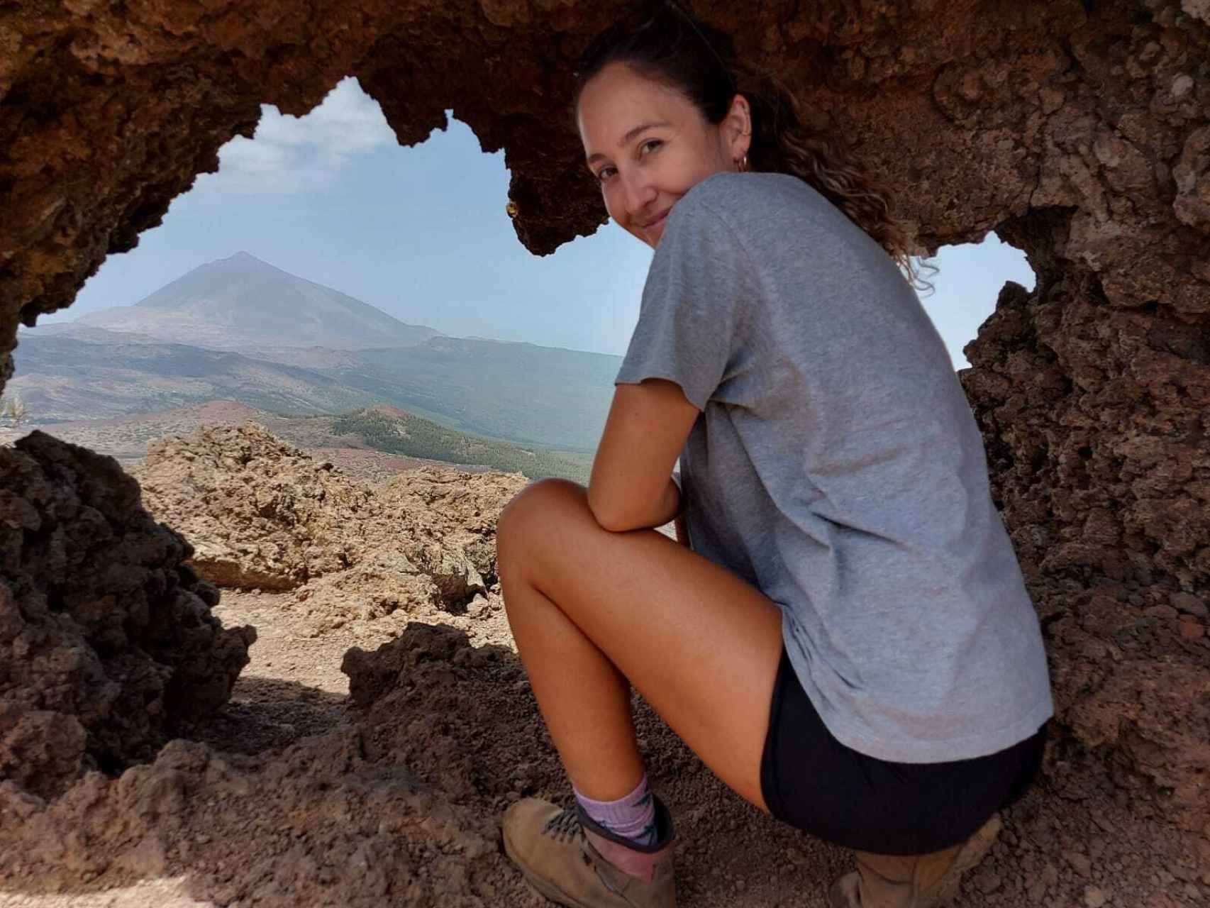 Claudia Rodríguez en Tenerife con el volcán del Teide de fondo después de la campaña geoquímica que hacen cada año en las diferentes dorsales de la isla.