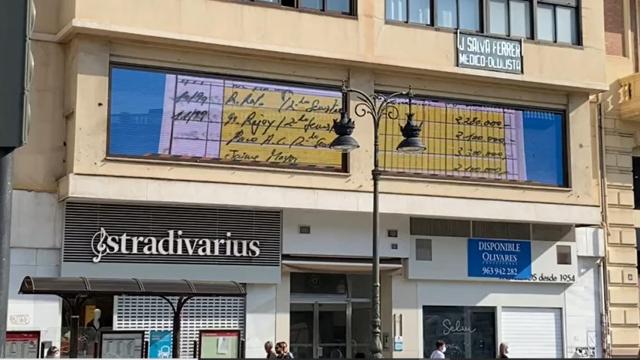 Vídeo de Compromís sobre la corrupción del PP proyectado en frente de la  Plaza de Toros de Valencia, donde se celebra la convención política popular.