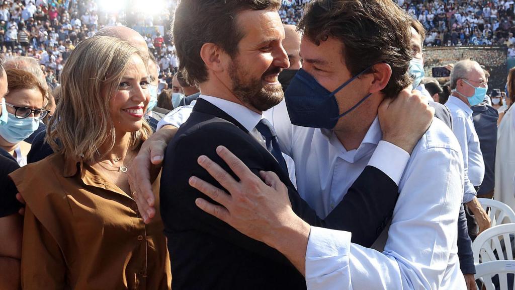 Pablo Casado abraza a Fernández Mañueco durante la convención de hoy en Valencia