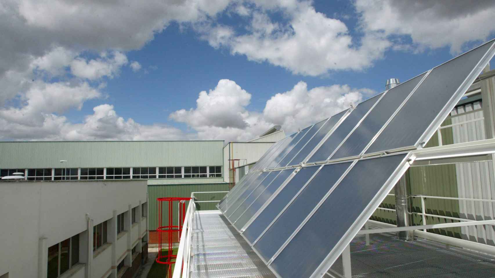 Paneles solares que generan energía para calentar el agua sanitarisa en los talleres de Renault