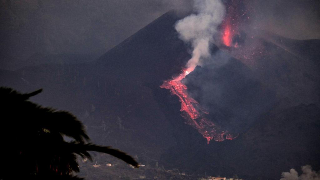 Aumenta la actividad explosiva del volcán de La Palma y no se descarta la aparición de nuevas bocas