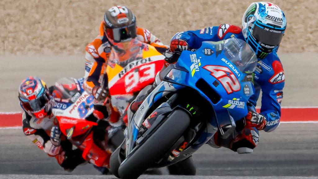 Alex Rins sortea los baches de Austin por delante de Marc Márquez