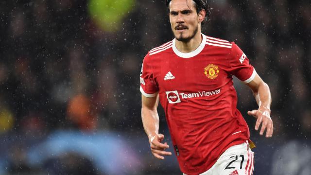 Cavani durante un partido con el Manchester United