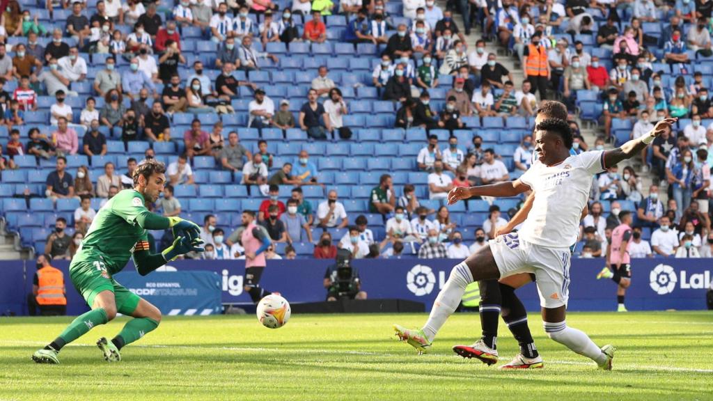 Diego López se adelanta a Vinicius en el área del Espanyol