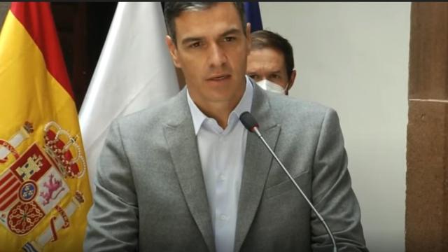 El presidente del Gobierno, Pedro Sánchez, este domingo en la isla de La Palma.