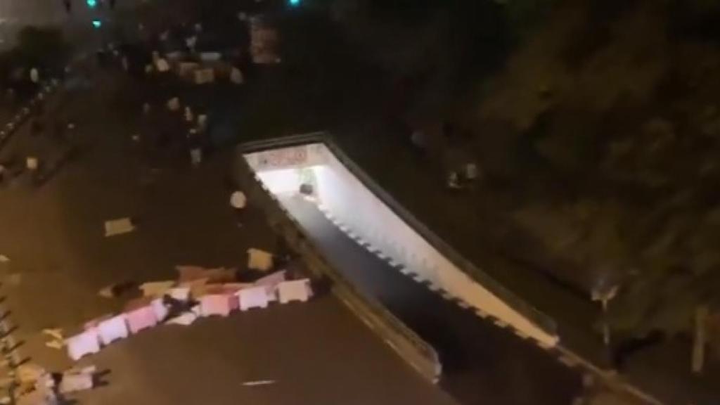 Un grupo de jóvenes hace una barricada en una calle cercana al Parque del Oeste de Madrid. Twitter