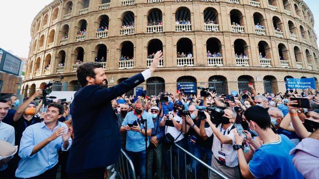 Pablo Casado, en el exterior de la Plaza de Toros de Valencia. EE