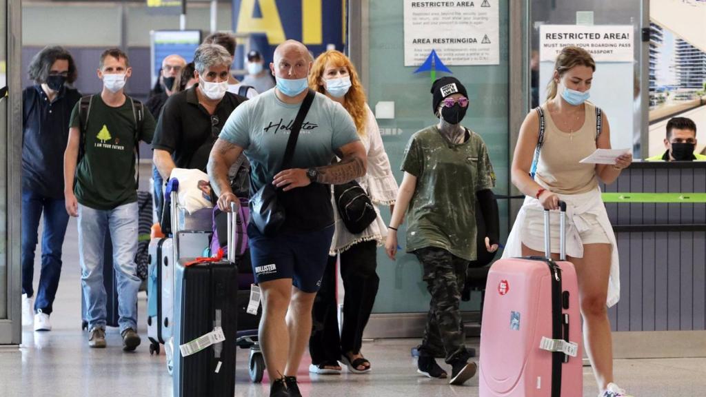 Unos viajeros llegando en el aeropuerto