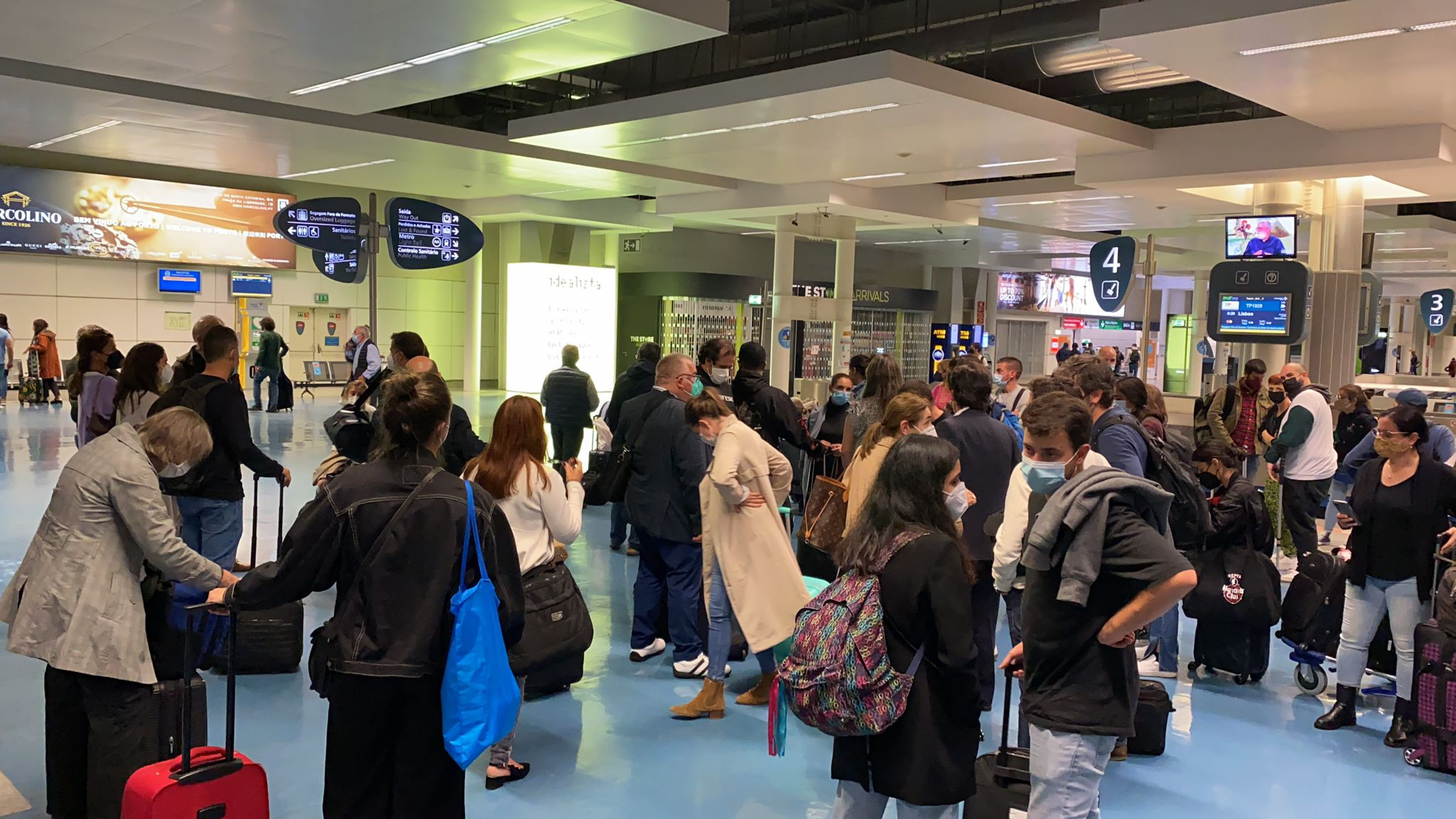Pasajeros afectados en el aeropuerto de Oporto. Fuente: CEDIDA