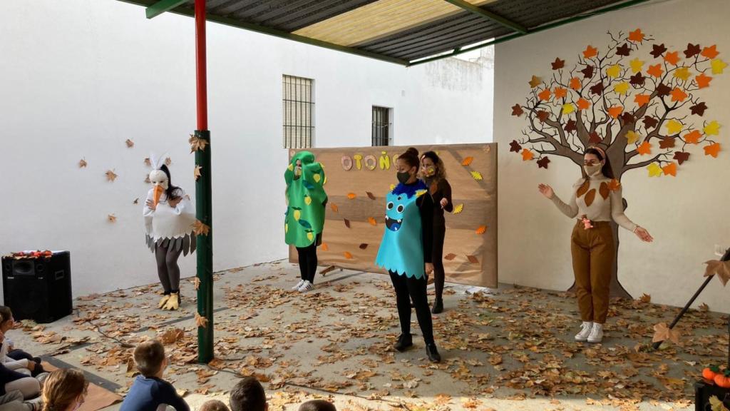 Ana con otras compañeras en una actividad de su antiguo cole.