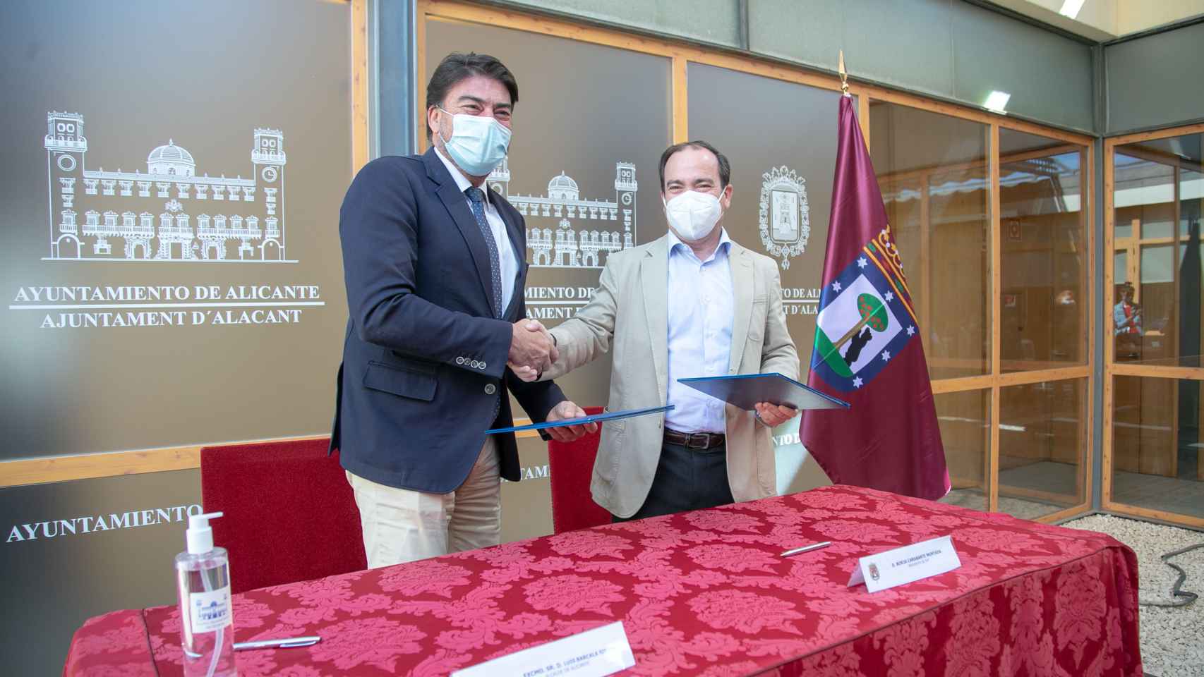 Luis Barcala y Francisco de Borja, en la firma entre ambos ayuntamientos para colaborar en el transporte público.
