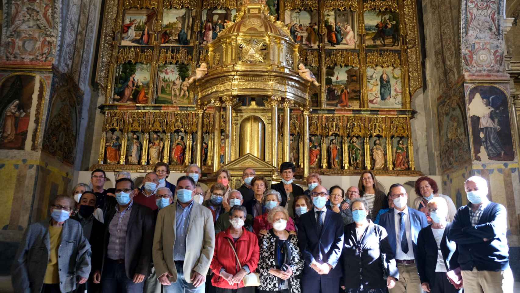 Diversas autoridades en el Interior de la iglesia de Pedrosa del Rey