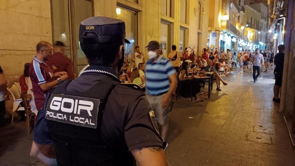 Un agente de Policía vigilando una zona de copas de Alicante.