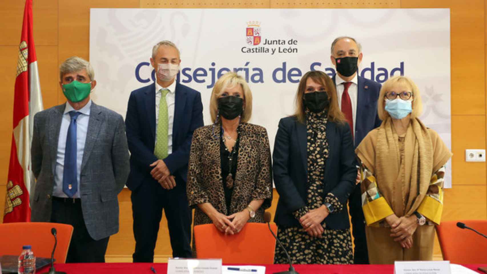 Las consejeras Verónica Casado y Rocío Lucas posan con los rectores con motivo de la firma del concierto