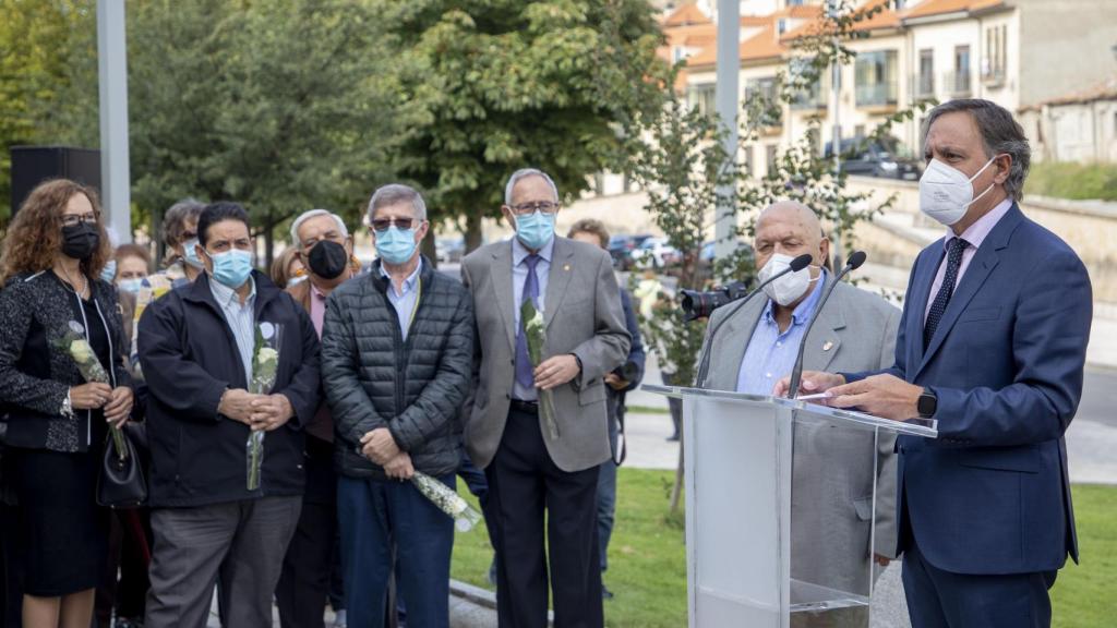 El alcalde de Salamanca, Carlos García Carbayo, participa en el homenaje a las personas mayores que han fallecido y han sufrido las consecuencias de la pandemia del coronavirus