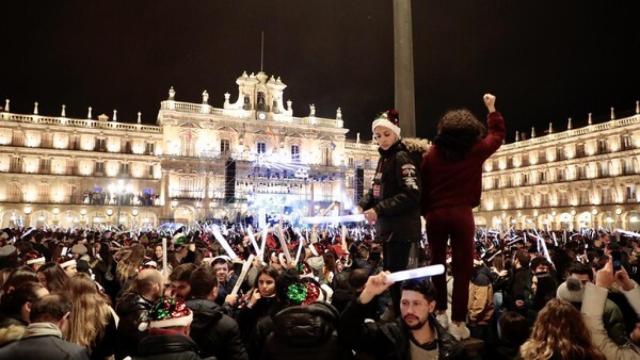 Imagen de archivo de la celebración de la Nochevieja Universitaria en diciembre de 2019 en la Plaza Mayorlaza Ma