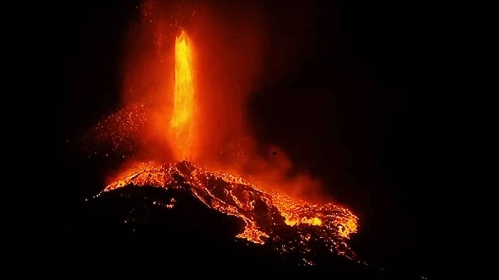 El volcán de La Palma expulsa lava a 700 metros de altura. Instituto Geológico y Minero.