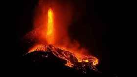 El volcán de La Palma expulsa lava a 700 metros de altura. Instituto Geológico y Minero.