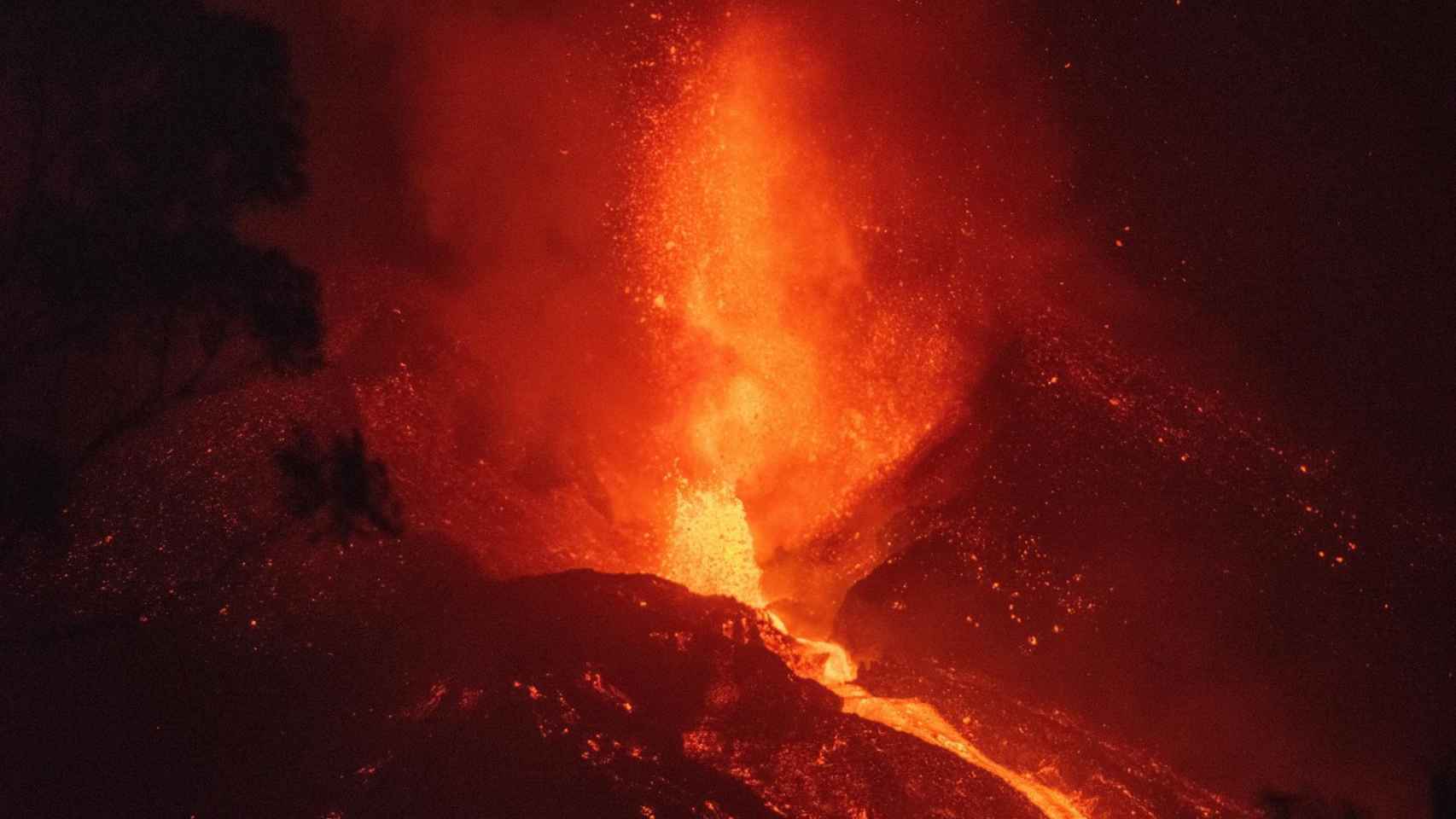 En imágenes: el cono del volcán de La Palma se derrumba y aumenta el caudal de lava