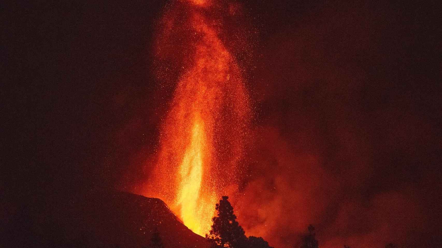 La lava del volcán de La Palma alcanza los 700 metros de altura. Efe