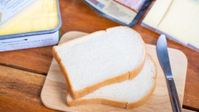 Dos rebanadas de pan de molde.