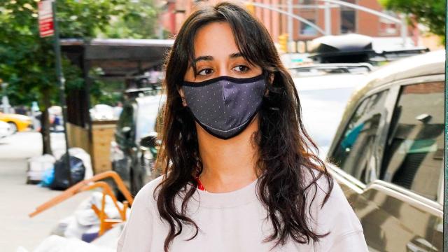 Camila cabello con mascarilla.