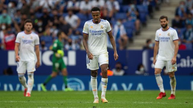 Militao, cabizbajo tras la derrota del Real Madrid ante el Espanyol