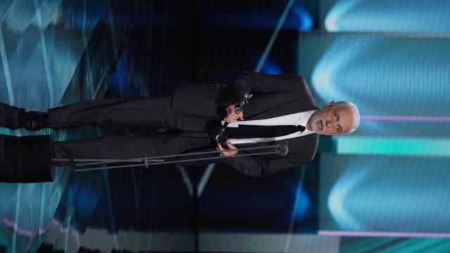 Fernando Trueba con el premio al mejor director por El olvido que seremos