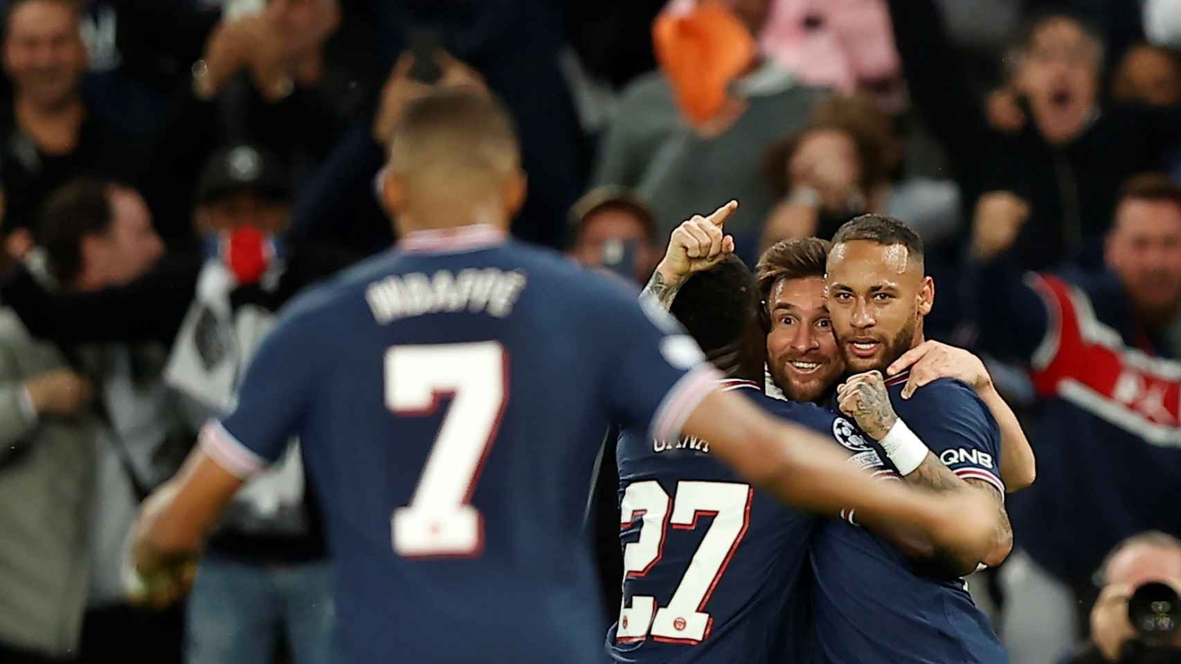 Messi y Neymar buscan con la mirada a Mbappé en la celebración de un gol